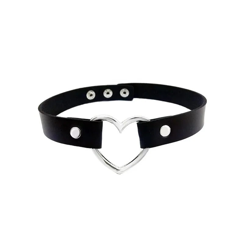 LoveInLeather–LeatherChokerwithSilverHeartCentreRing(Black)
